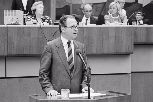Fotogrāfija 3: Jacques SANTER - Prime Minister of Luxembourg addresses during the plenary session in Luxembourg
