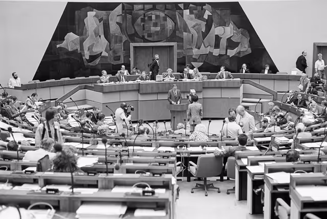 Fotogrāfija 21: Jacques SANTER - Prime Minister of Luxembourg addresses during the plenary session in Luxembourg