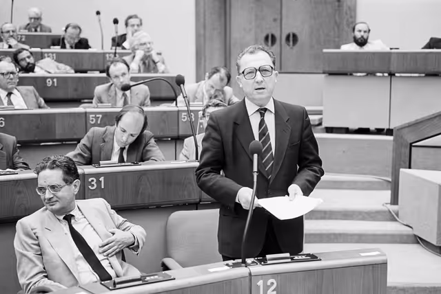 Fotogrāfija 13: EC President - Jacques DELORS addressed during the plenary session at the EP in Luxembourg