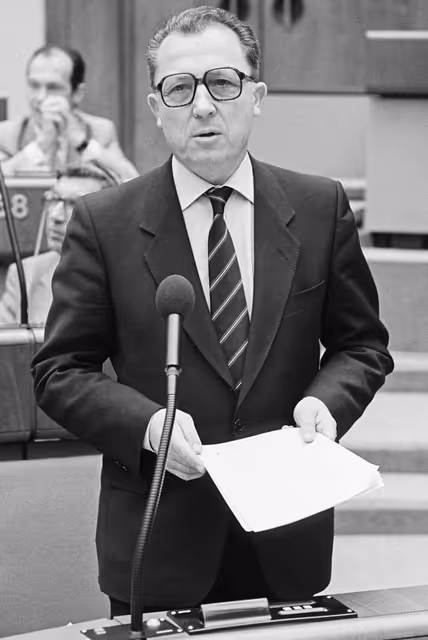 Fotogrāfija 14: EC President - Jacques DELORS addressed during the plenary session at the EP in Luxembourg