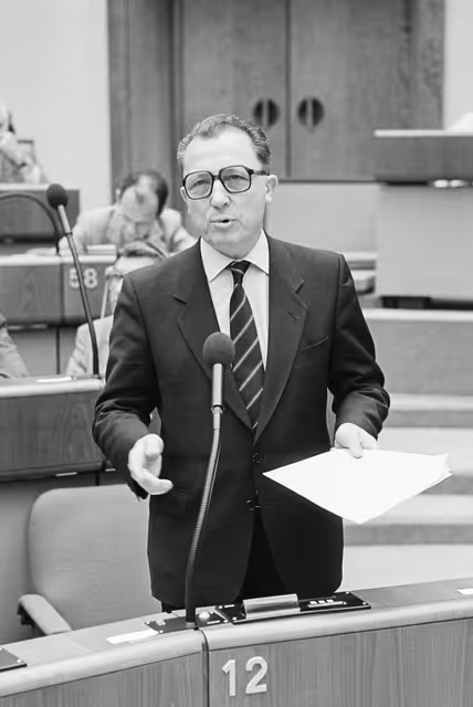 Fotogrāfija 15: EC President - Jacques DELORS addressed during the plenary session at the EP in Luxembourg