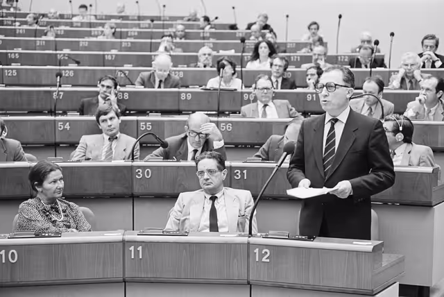 Fotogrāfija 12: EC President - Jacques DELORS addressed during the plenary session at the EP in Luxembourg