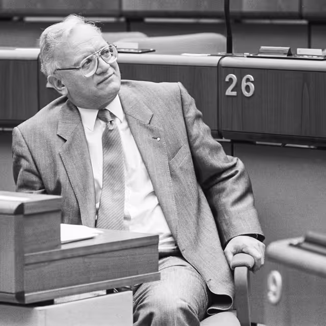 Fotogrāfija 10: Portrait of Mep Nicolas ESTGEN during the plenary session at the EP in Luxembourg