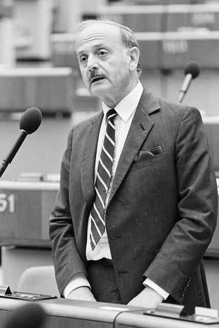 Fotogrāfija 8: Portrait of MEP Derek PRAG during the plenary session at the EP in Luxembourg