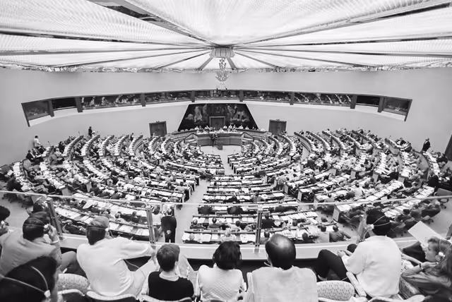 Fotogrāfija 19: General view of the hemicycle during the plenary session at the EP in Luxembourg