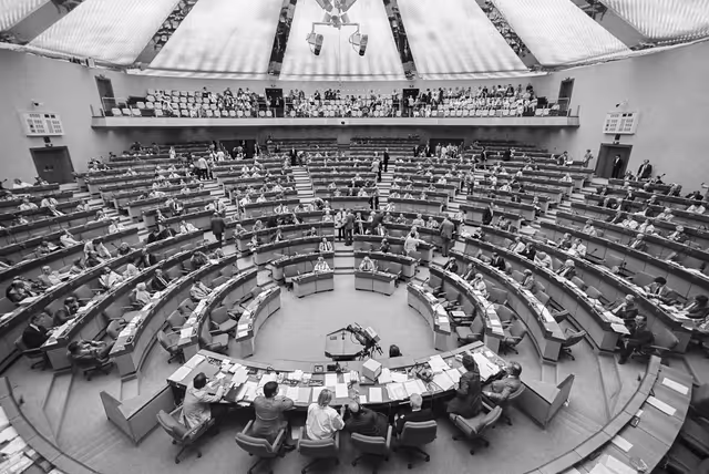 Fotogrāfija 18: General view of the hemicycle during the plenary session at the EP in Luxembourg