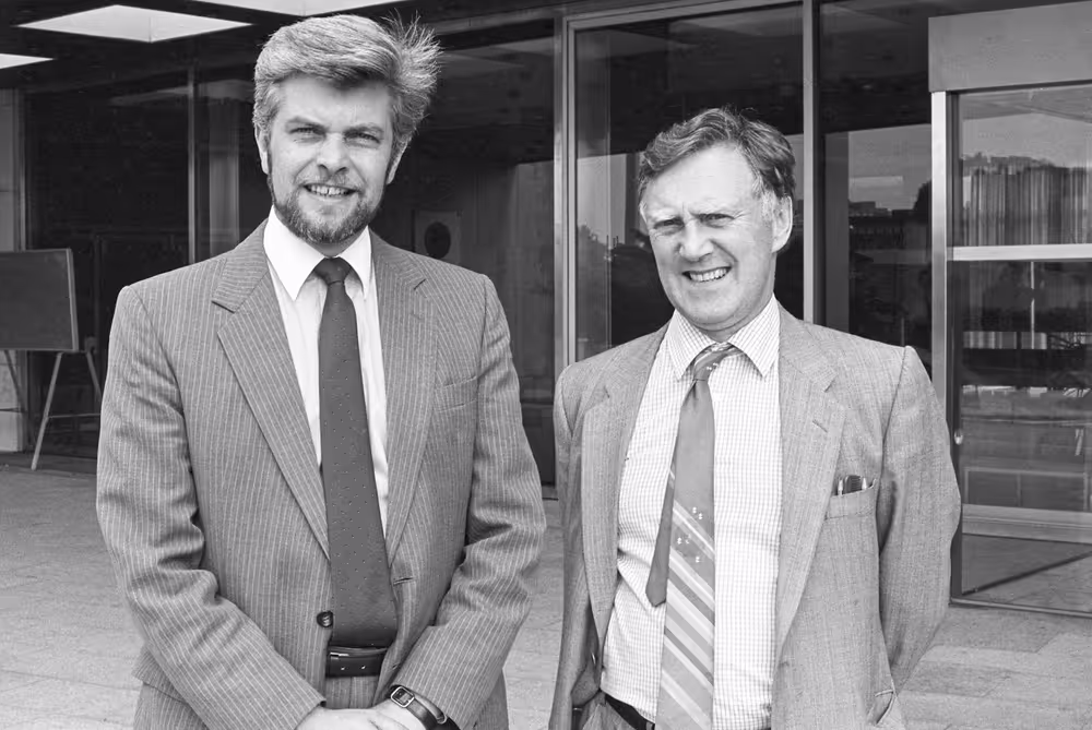 MEP Hugh McMAHON meets with a guest at the EP in Luxembourg