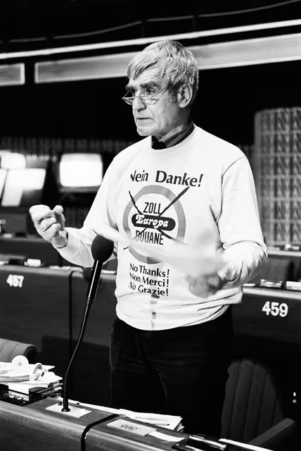 Снимка 13: MEP Dieter ROGALLA during a session in Strasbourg in January 1981.