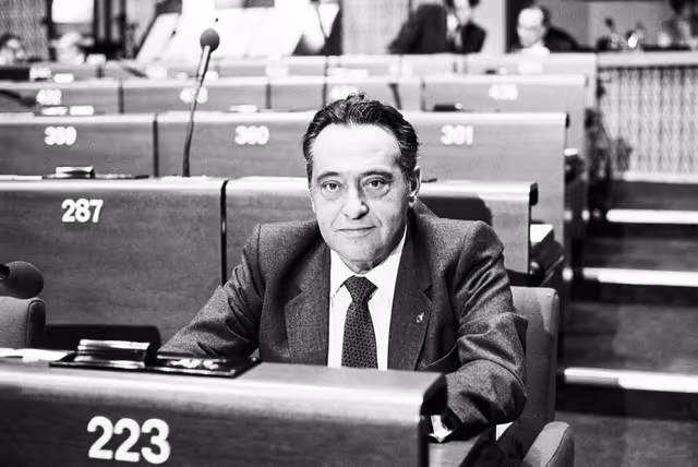Снимка 9: MEP Arturo Juan ESCUDER CROFT during a session in Strasbourg in January 1986.