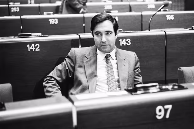 Снимка 37: MEP Victor Manuel ARBELOA MURU during a session in Strasbourg in January 1986.