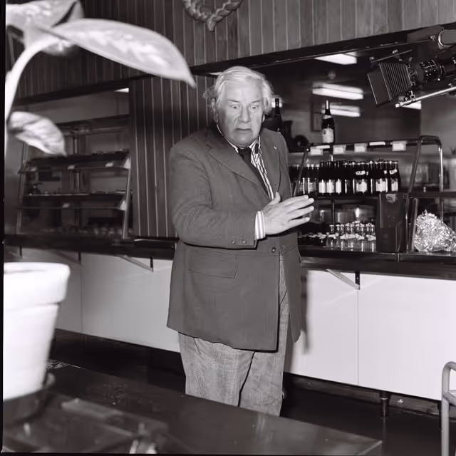 Fotografija 11: Peter USTINOV during the video production of ' Our Europe ' in Strasbourg.This documentary aimed at presenting the European Institutions was produced by Skippon Video Associates for the UK Office of the European Parliament.