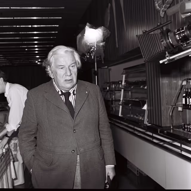 Fotografija 9: Peter USTINOV during the video production of ' Our Europe ' in Strasbourg.This documentary aimed at presenting the European Institutions was produced by Skippon Video Associates for the UK Office of the European Parliament.