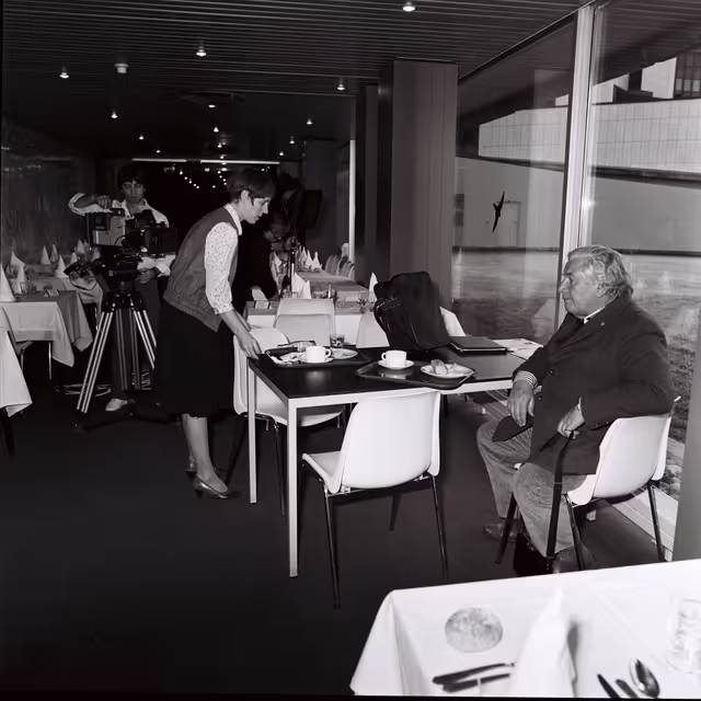 Fotografija 13: Peter USTINOV during the video production of ' Our Europe ' in Strasbourg.This documentary aimed at presenting the European Institutions was produced by Skippon Video Associates for the UK Office of the European Parliament.