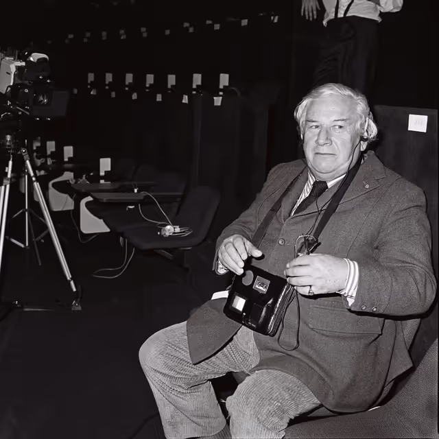 Fotografija 3: Peter USTINOV during the video production of ' Our Europe ' in Strasbourg.This documentary aimed at presenting the European Institutions was produced by Skippon Video Associates for the UK Office of the European Parliament.