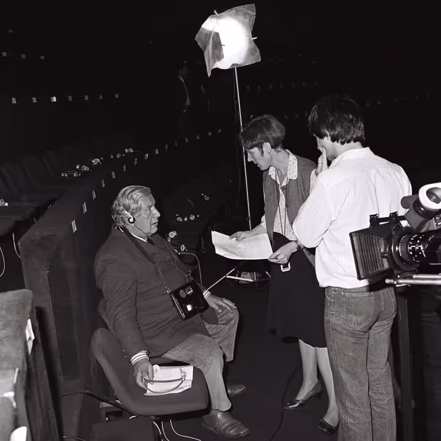 Fotografija 4: Peter USTINOV during the video production of ' Our Europe ' in Strasbourg.This documentary aimed at presenting the European Institutions was produced by Skippon Video Associates for the UK Office of the European Parliament.