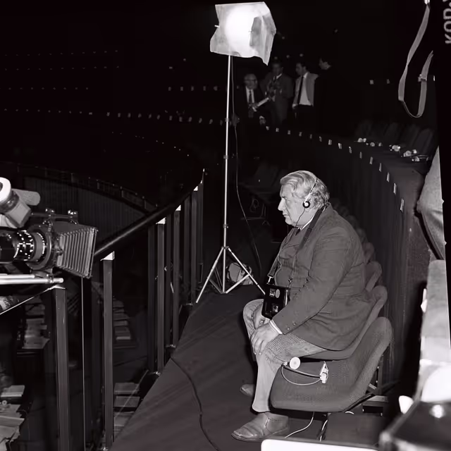 Fotografija 1: Peter USTINOV during the video production of ' Our Europe ' in Strasbourg.This documentary aimed at presenting the European Institutions was produced by Skippon Video Associates for the UK Office of the European Parliament.