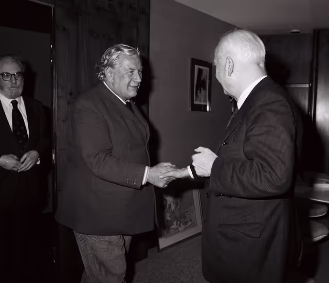 Fotografija 24: Peter USTINOV during the video production of ' Our Europe ' in Strasbourg.This documentary aimed at presenting the European Institutions was produced by Skippon Video Associates for the UK Office of the European Parliament.