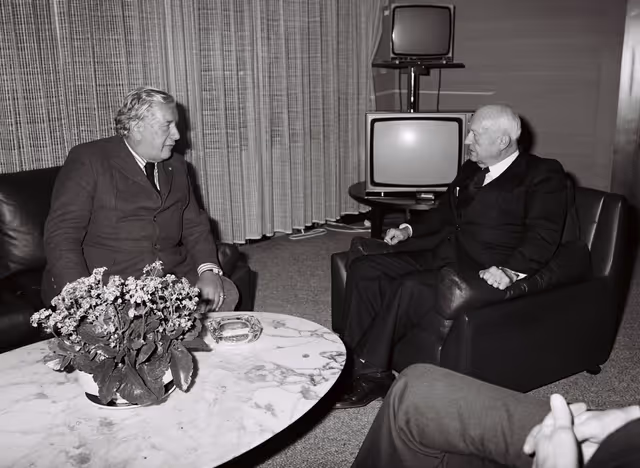 Fotografija 25: Peter USTINOV during the video production of ' Our Europe ' in Strasbourg.This documentary aimed at presenting the European Institutions was produced by Skippon Video Associates for the UK Office of the European Parliament.