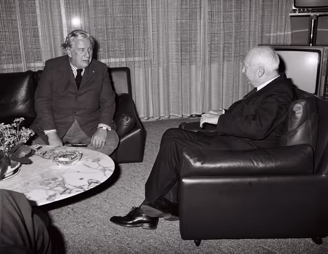 Fotografija 28: Peter USTINOV during the video production of ' Our Europe ' in Strasbourg.This documentary aimed at presenting the European Institutions was produced by Skippon Video Associates for the UK Office of the European Parliament.