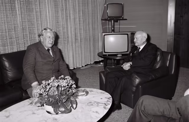 Fotografija 29: Peter USTINOV during the video production of ' Our Europe ' in Strasbourg.This documentary aimed at presenting the European Institutions was produced by Skippon Video Associates for the UK Office of the European Parliament.