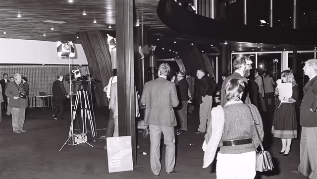 Fotografija 20: Peter USTINOV during the video production of ' Our Europe ' in Strasbourg.This documentary aimed at presenting the European Institutions was produced by Skippon Video Associates for the UK Office of the European Parliament.