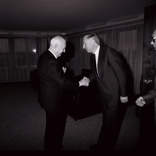 Zdjęcie 1: Pierre PFLIMLIN - EP President meets with Reimut JOCHIMSEN, German Minister for Economy, at the European Parliament in Strasbourg in January 1986