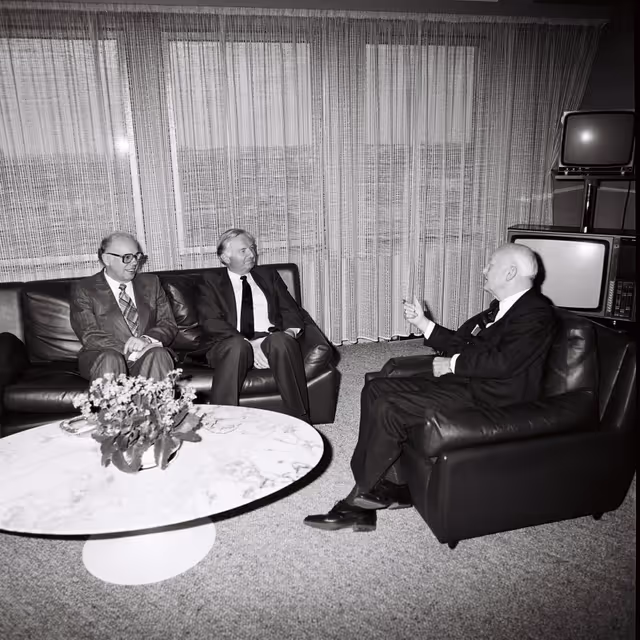 Zdjęcie 2: Pierre PFLIMLIN - EP President meets with Reimut JOCHIMSEN, German Minister for Economy, at the European Parliament in Strasbourg in January 1986