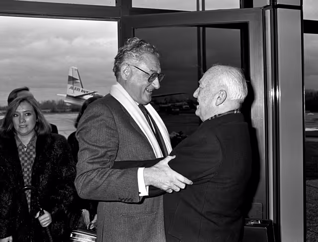 Fotogrāfija 34: Federico DE CARVAJAL Y PEREZ  and Pierre PFLIMLIN - Ep President. Arrival of the MEPs of Portugal and Spain following the accession of these countries to the EU.