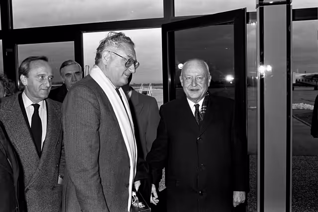 Fotogrāfija 37: Federico DE CARVAJAL Y PEREZ  and Pierre PFLIMLIN - Ep President. Arrival of the MEPs of Portugal and Spain following the accession of these countries to the EU.