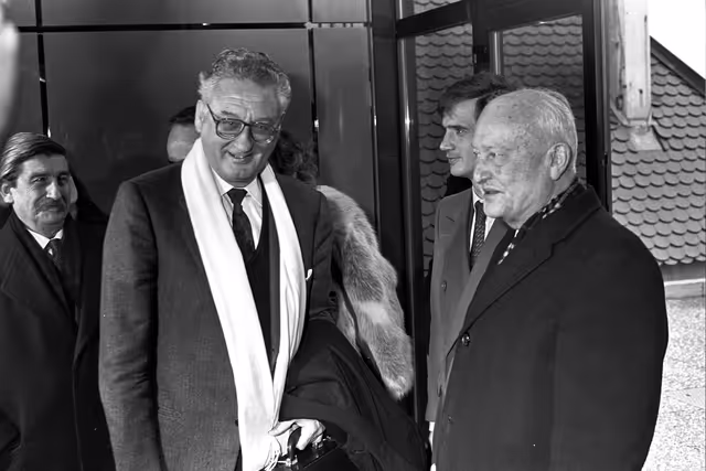Fotogrāfija 36: Federico DE CARVAJAL Y PEREZ  and Pierre PFLIMLIN - Ep President. Arrival of the MEPs of Portugal and Spain following the accession of these countries to the EU.