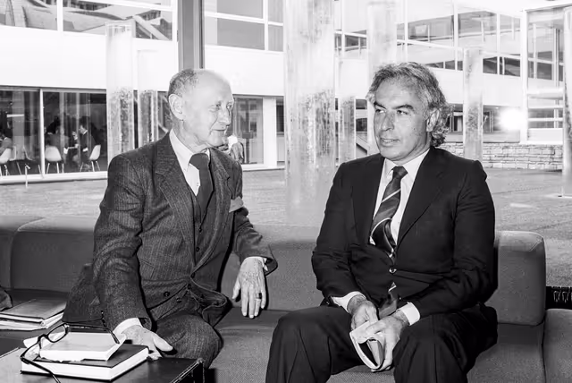 Foto 5: MEP Manuel MEDINA ORTEGA meets with journalist in Strasbourg in April 1986.