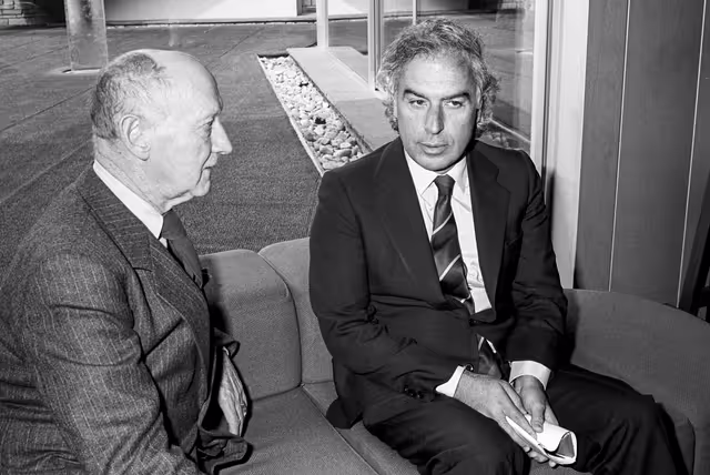 Foto 4: MEP Manuel MEDINA ORTEGA meets with journalist in Strasbourg in April 1986.