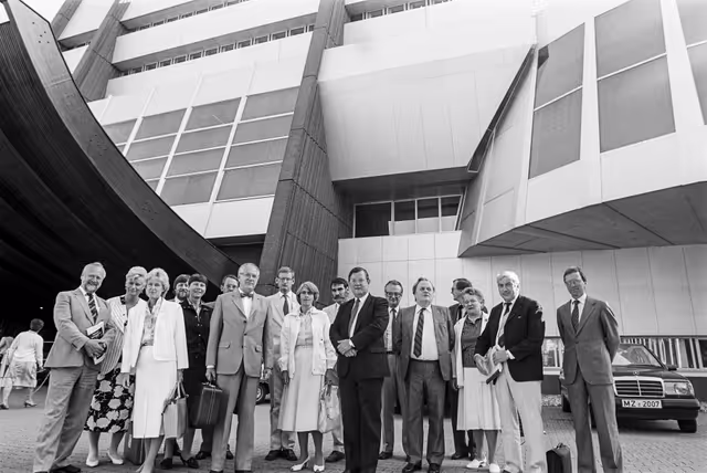 Fotografia 2: The Lord John E. TOMLINSON with guests in Strasbourg