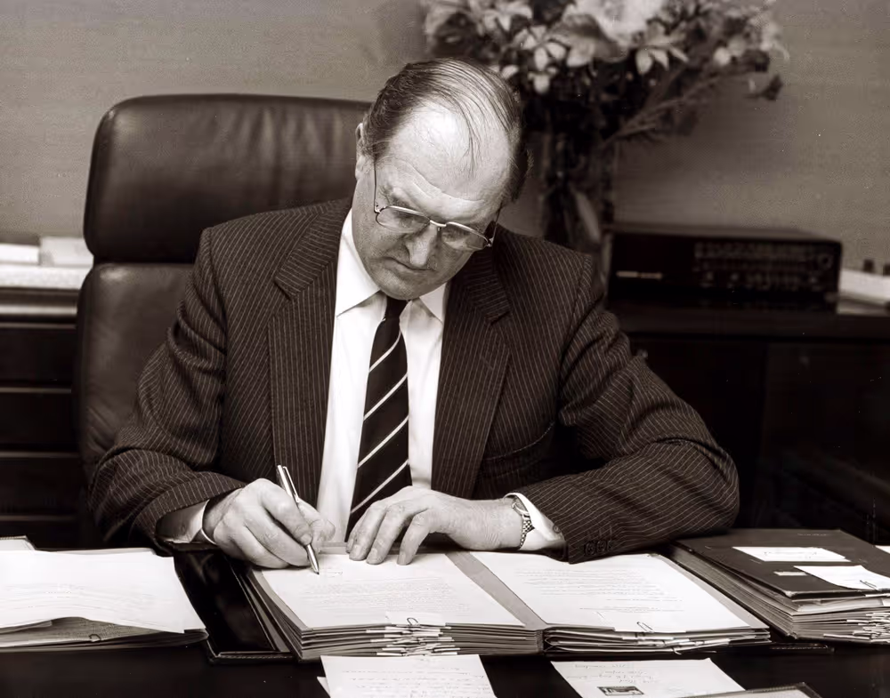 Sir LORD PLUMB, EP President, signs the 1988 yearly budget in December 1987
