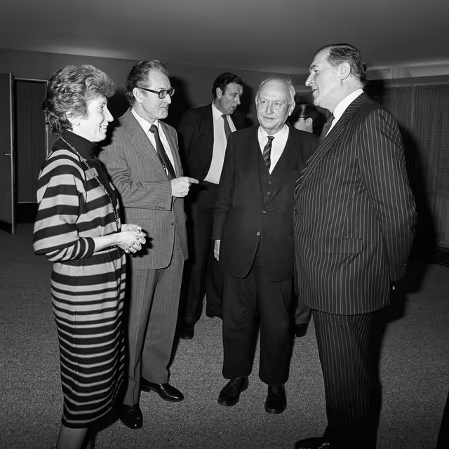 Fotografija 2: Lord HENRI PLUMB meets with guests in his office