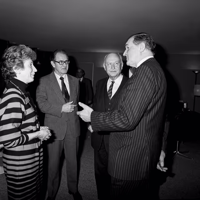 Fotografija 4: Lord HENRI PLUMB meets with guests in his office