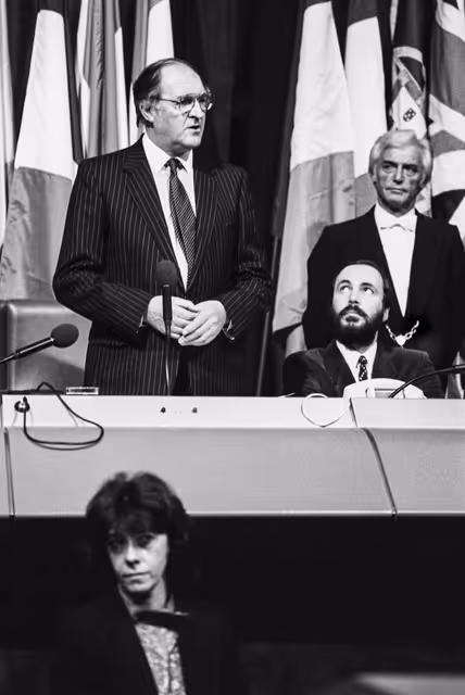 Photo 1 : Speaking of President PLUMB in plenary session