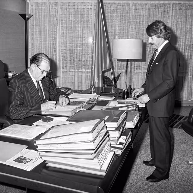 Suriet 3: Lord PLUMB - EP President in his office in the European Parliament in Strasbourg in February 1987