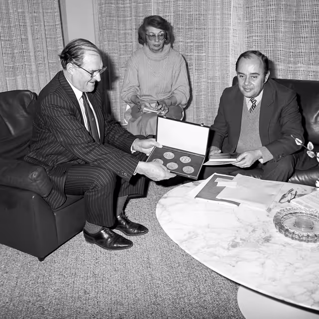 Suriet 5: Lord PLUMB - EP President meets with guest at the European Parliament in Strasbourg in February 1987 - Medals