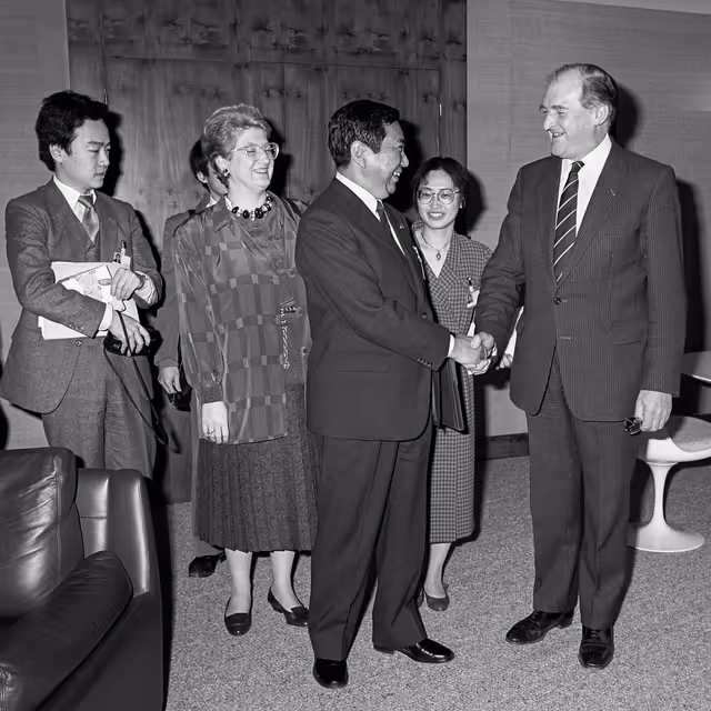 Suriet 14: Lord PLUMB - EP President meets with guests at the European Parliament in Strasbourg in February 1987