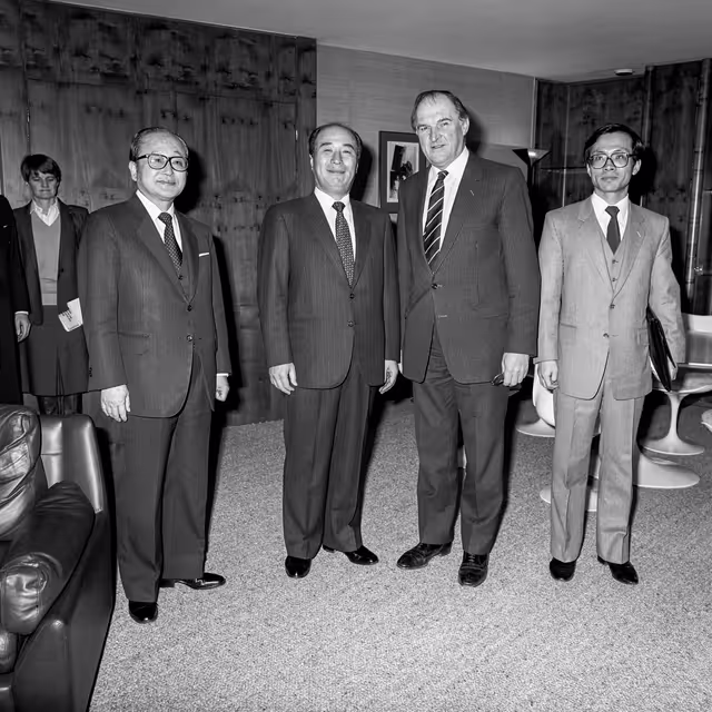 Suriet 12: Lord PLUMB - EP President meets with guests at the European Parliament in Strasbourg in February 1987