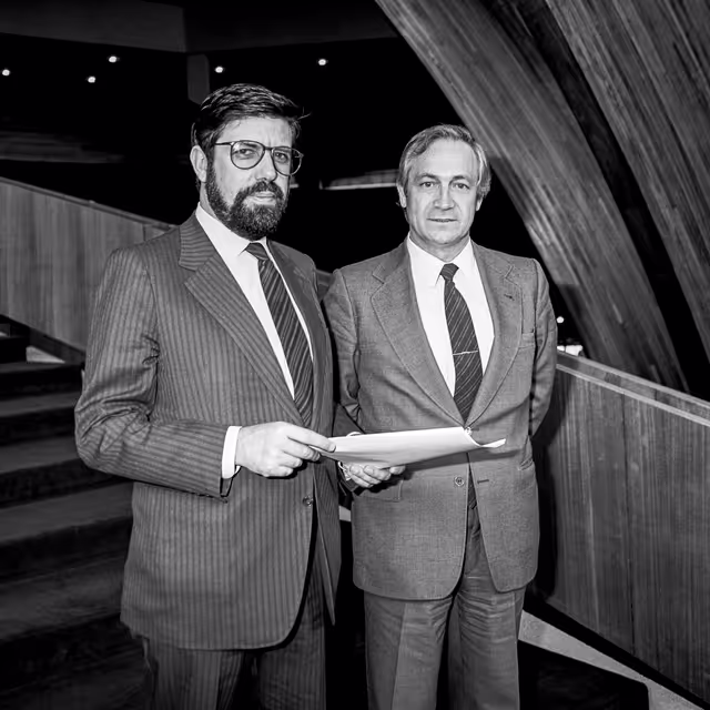 MEP Francisco LUCAS PIRES meets with guest at the European Parliament in Strasbourg in February 1987