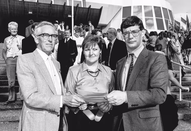 Foto 18: Mep David MARTIN meets with guests at the EP in Strasbourg