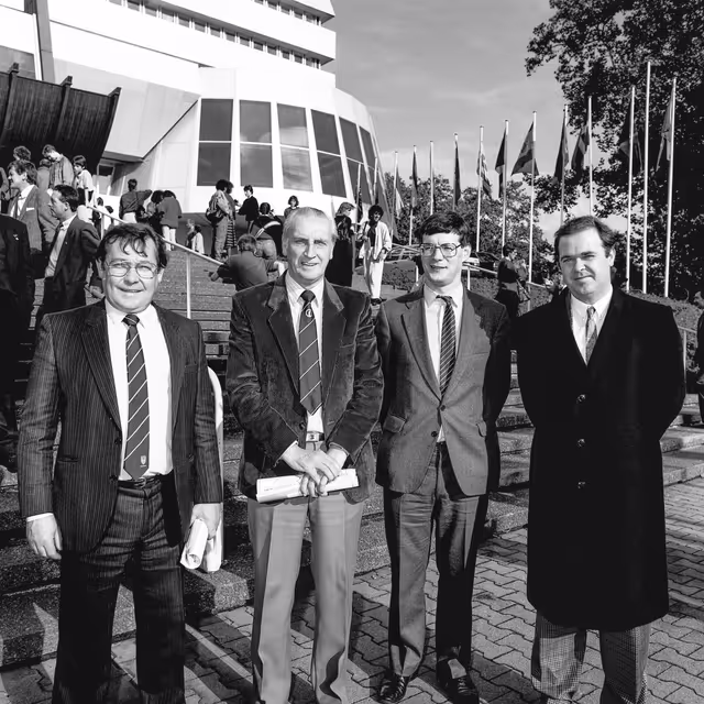 Foto 13: Mep David MARTIN meets with guests at the EP in Strasbourg
