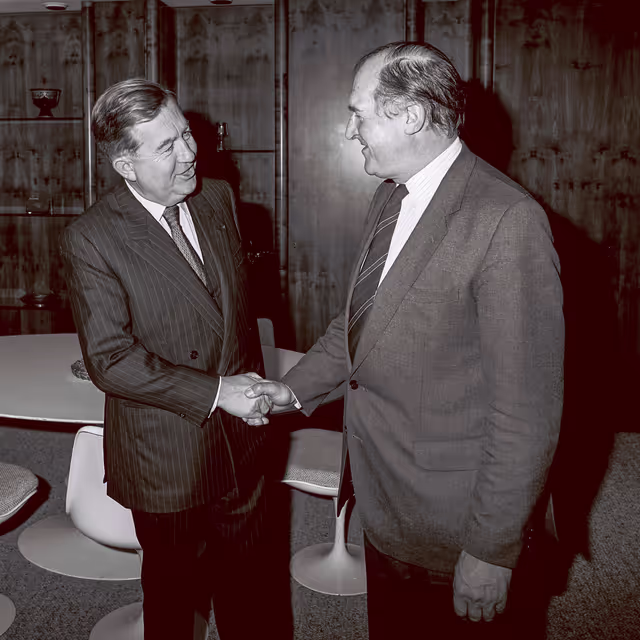Foto 18: The Lord PLUMB - EP President meets with guests at the EP in Strasbourg