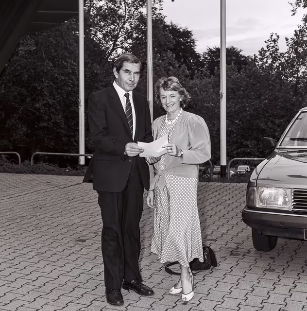 Foto 27: Mep Tom O DONNEL meeets with a guest at the EP in Strasbourg