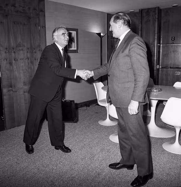 Foto 10: Lord Henri PLUMB - EP President meets with people in charge of an exhibition on environment and attends its visit