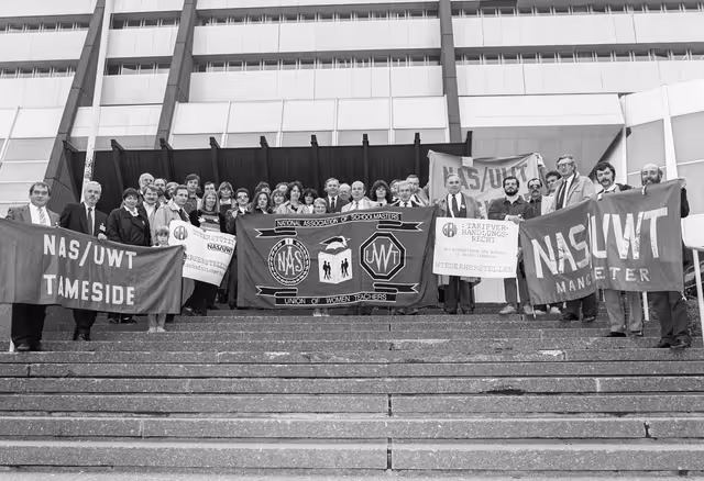 Fotografie 3: Action in front of the European Parliament in Strasbourg of an association of heads of English schools and women teachers