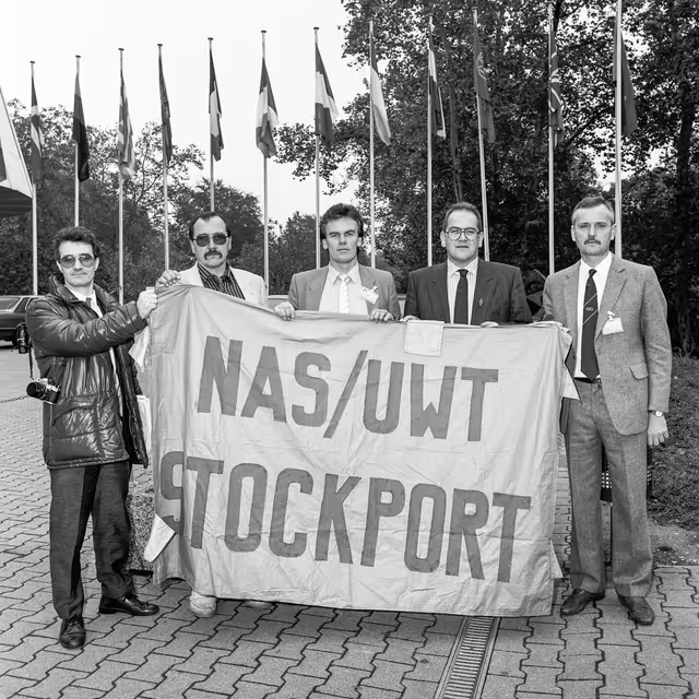 Fotografie 2: Action in front of the European Parliament in Strasbourg of an association of heads of English schools and women teachers