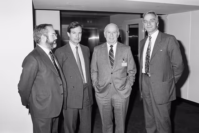 Foto 31: MEP's Miguel ARIAS CANETTE, James ELLES and Jean Pierre ABELIN  meet with a guest at the European Parliament in Strasbourg present a report